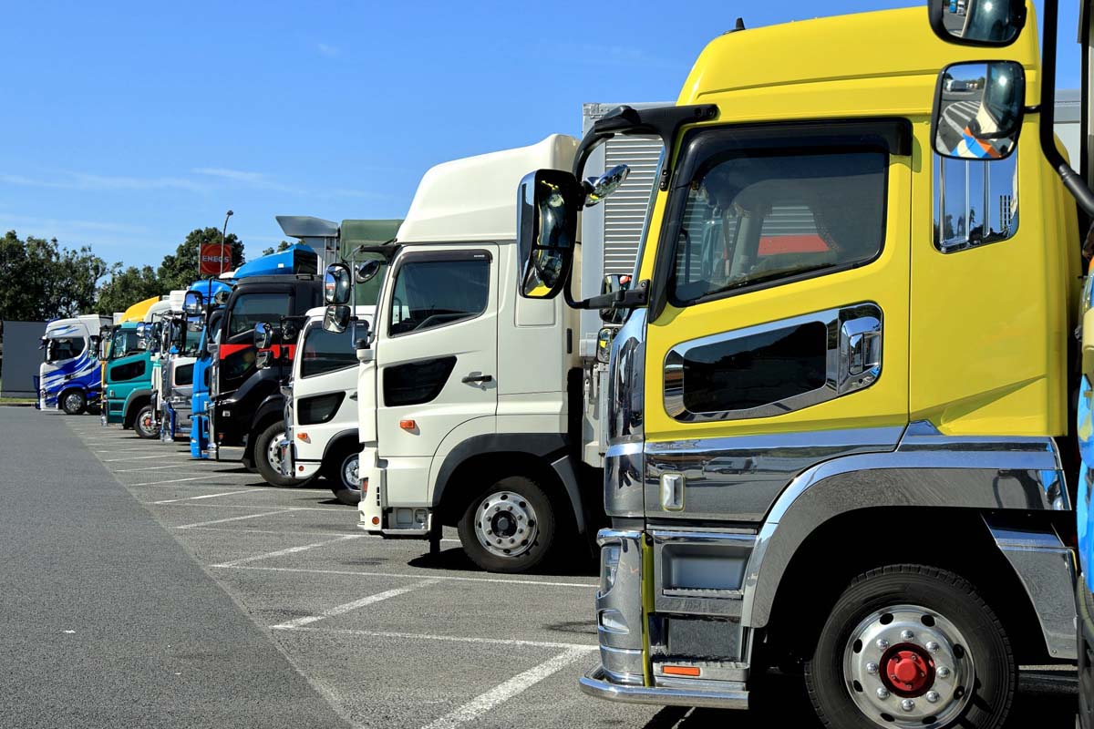 駐車場に駐車している大型トラック(画像:写真AC)