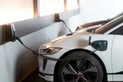 「EVが増えるほど税が消えていく……」 消失する約145兆円の代償――脱炭素の裏で低所得国が直面する“財政的自滅”へのカウントダウン