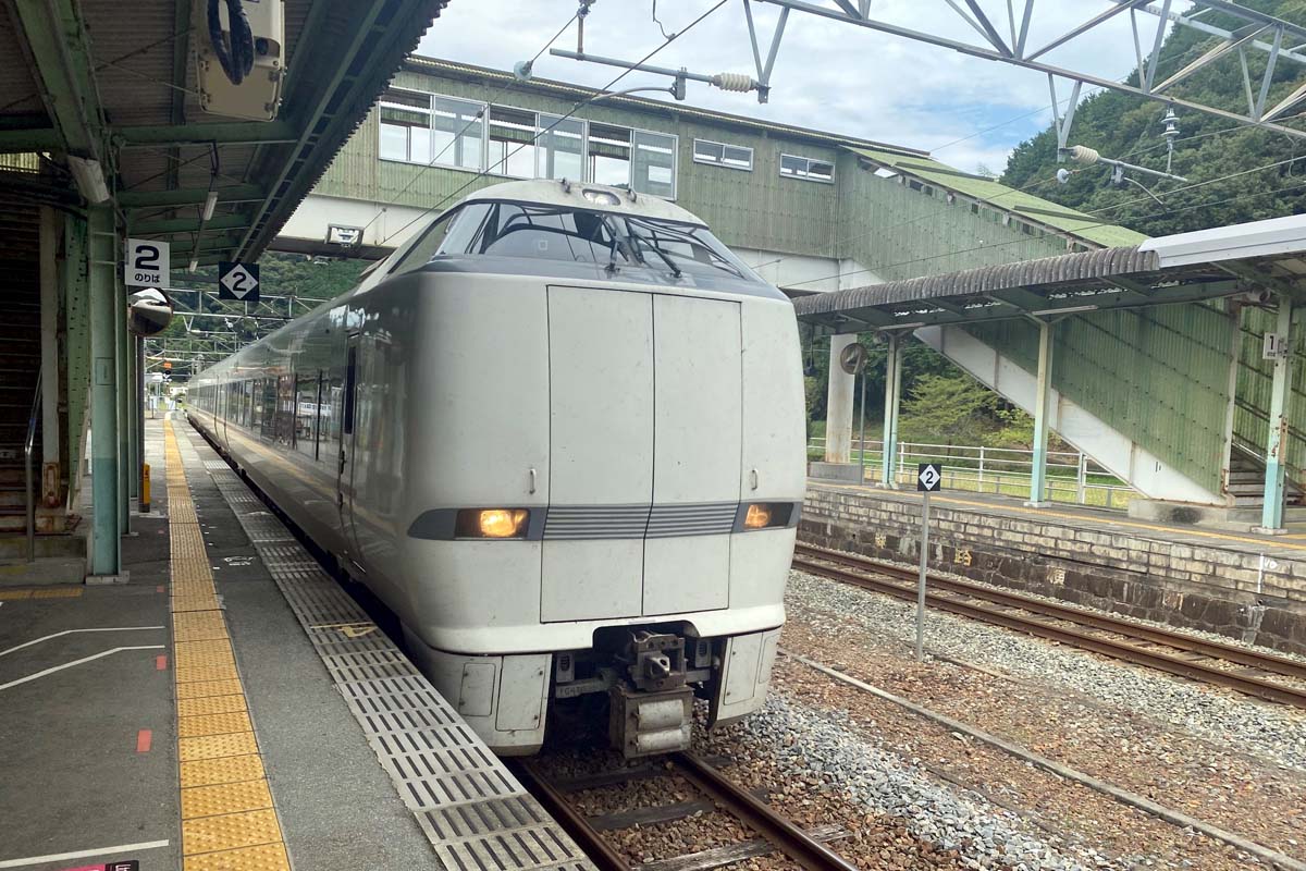 実証実験中の2025年9月、谷川駅に停車した特急「こうのとり」（画像：高田泰）