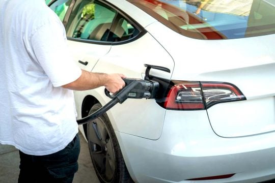 「EV革命」に惑わされるな――年間の新車販売わずか「5%」、路上を占拠する“膨大なストック”が変化を阻む