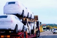 自動車メーカーを襲う「2026年問題」 門外のトラックは“移動する倉庫”だったのか？ 在庫ゼロを支えた待機という搾取の終焉