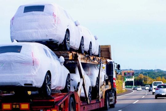 自動車メーカーを襲う「2026年問題」 門外のトラックは“移動する倉庫”だったのか？ 在庫ゼロを支えた待機という搾取の終焉