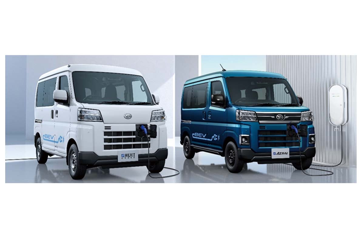ダイハツ　e-ハイゼット カーゴ 4シーター＜オプション装着車＞(左)、e-アトレー RS＜オプション装着車＞(右)（画像：ダイハツ工業）