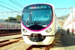 「優しさか、単なる混雑対策か」京王2000系、5号車の座席を“あえて”半分撤去した理由とは？