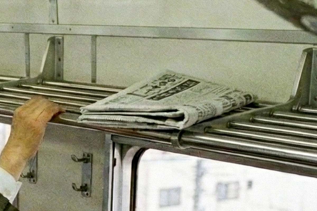 網棚の新聞イメージ。