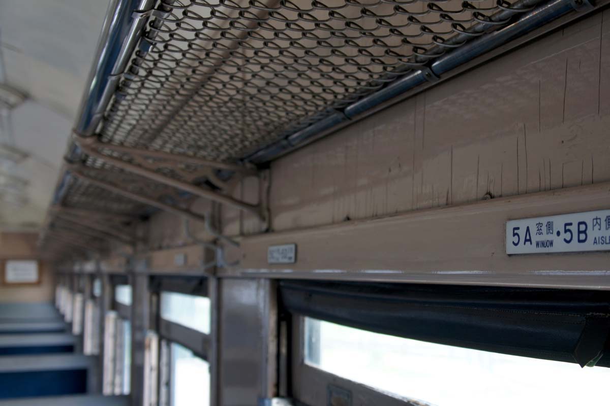 電車の網棚（画像：写真AC）
