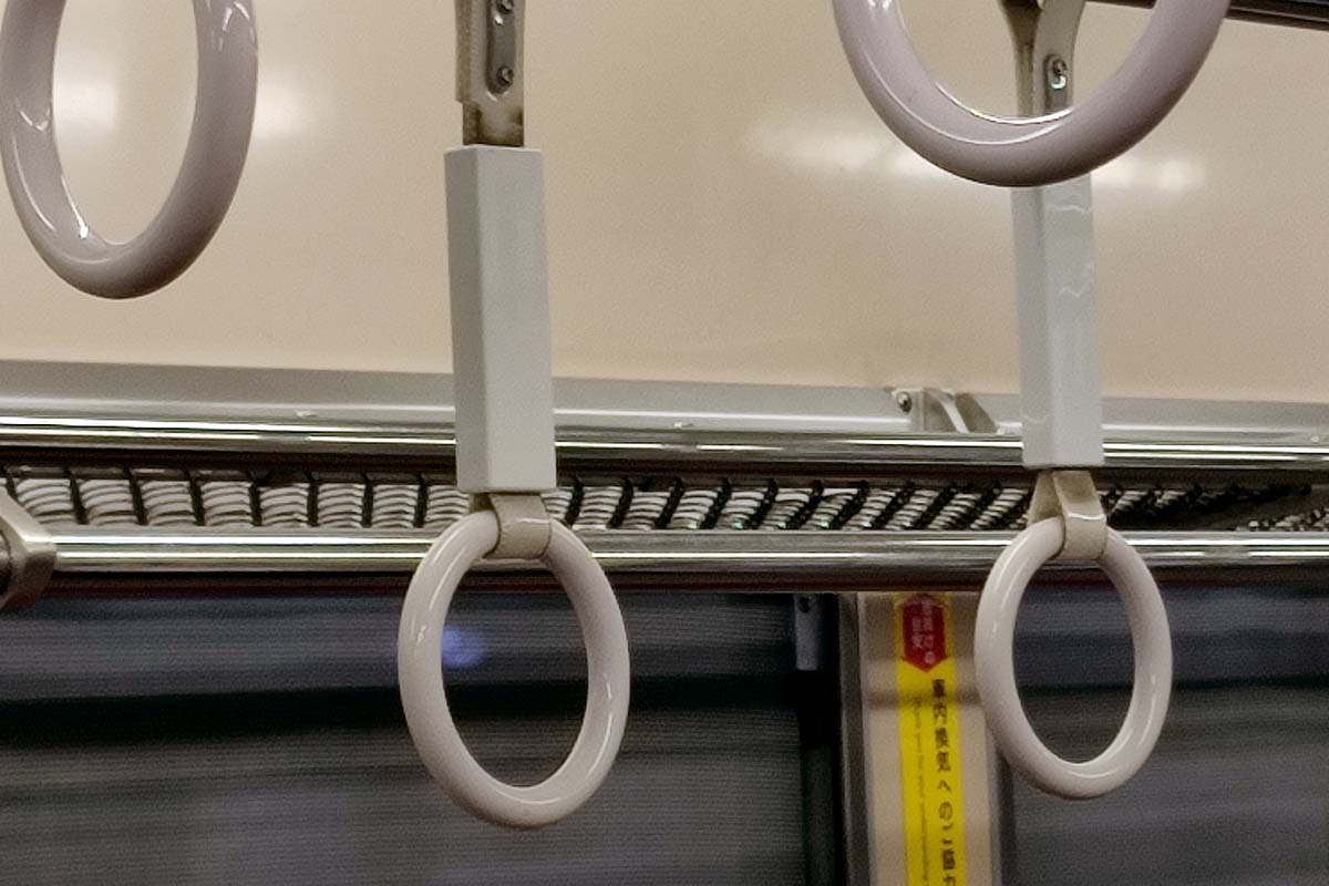 電車の網棚（画像：写真AC）