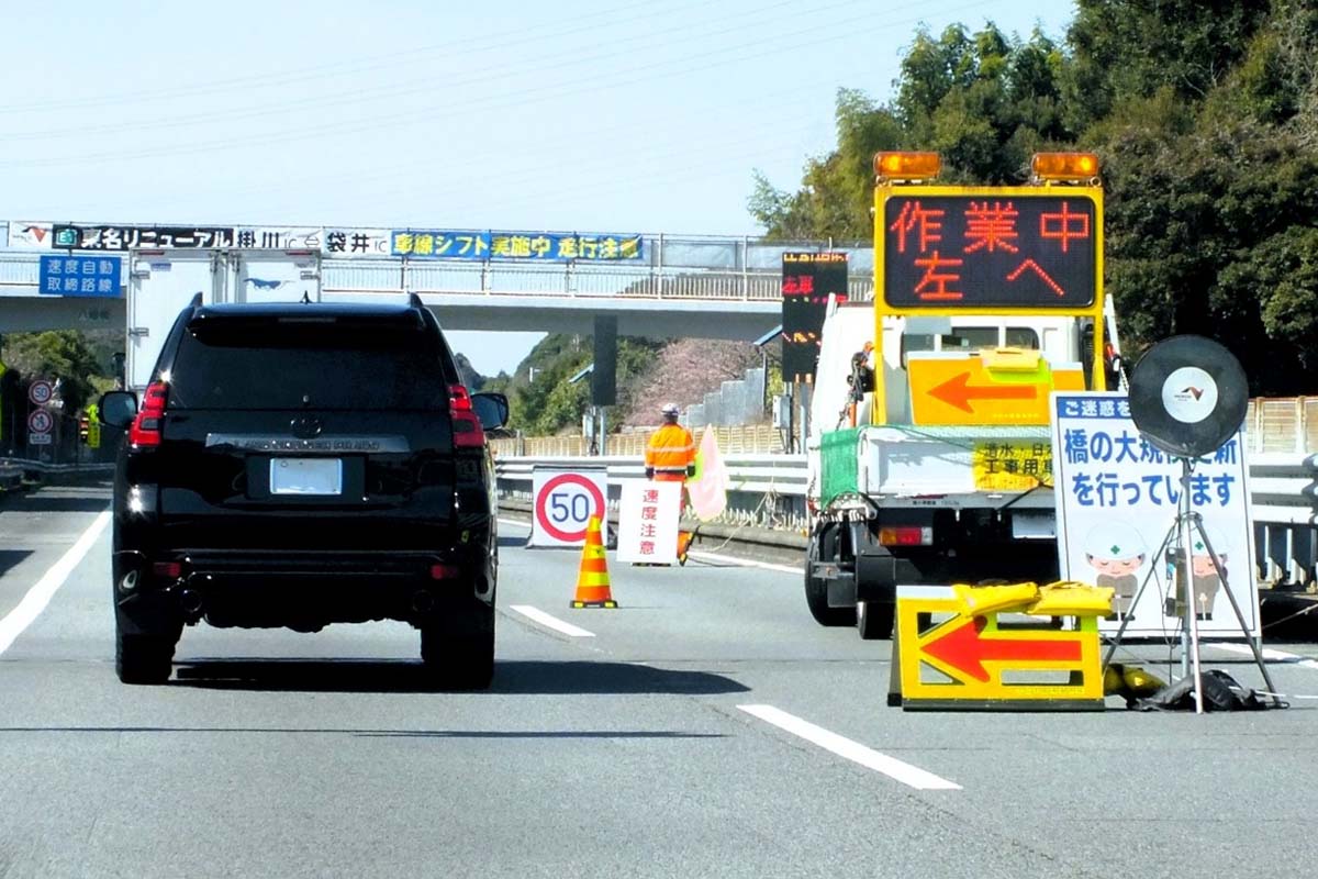 高速道路のリニューアル工事（画像：写真AC）
