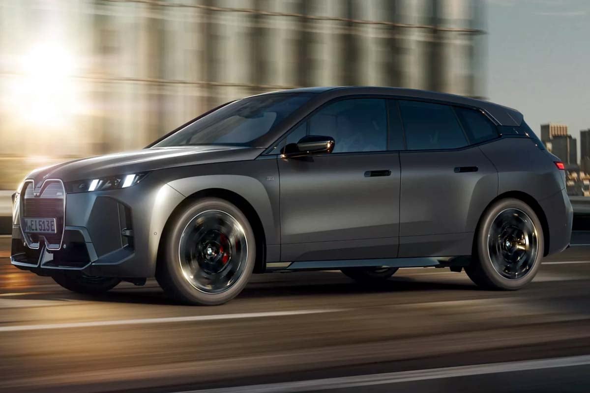 大きいフロントグリルが特徴的なBMW「iX」(画像：BMW)