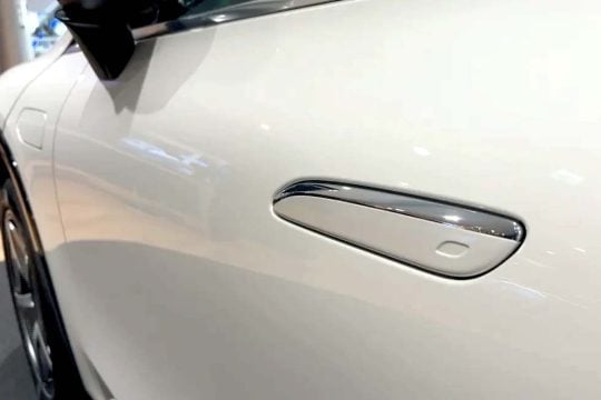 「消えるドアハンドル」は進化か、退化か？――15人の犠牲者が問い直す安全の定義とは