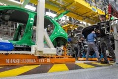 「脱エンジン」は早すぎた――V8・V12の咆哮再び、「BMW」「メルセデス」が理想より“官能”を選んだ理由