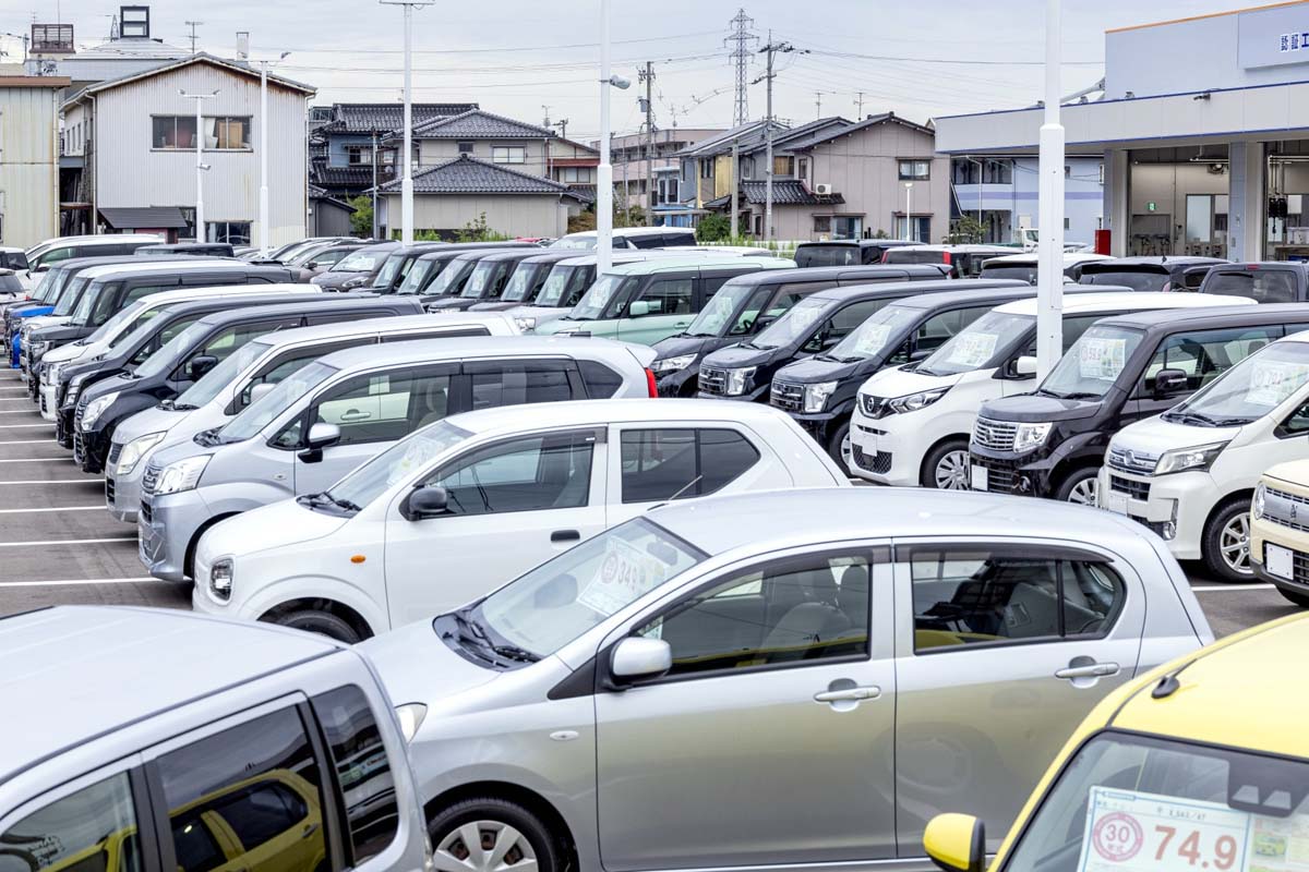 中古車販売者イメージ（画像：写真AC）