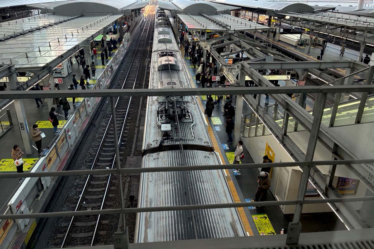 多数の路線が行き交う大阪駅（画像：高田泰）