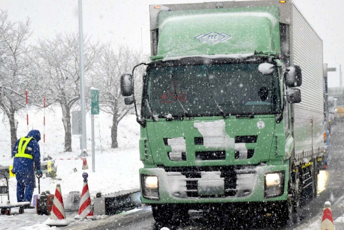 「冬用タイヤ自動判別システム」に向かうトラック（画像：西日本高速道路エンジニアリング四国）