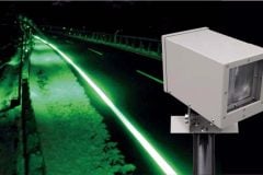 「真っ白で道が見えません」 猛吹雪の高速道路で出現した“光の線”の正体――視界ゼロでも安全に走れるワケ