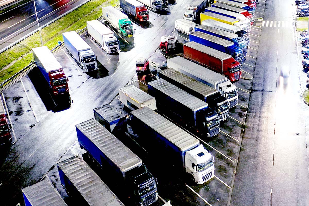 SA/PAで休憩する大型トラックのイメージ。