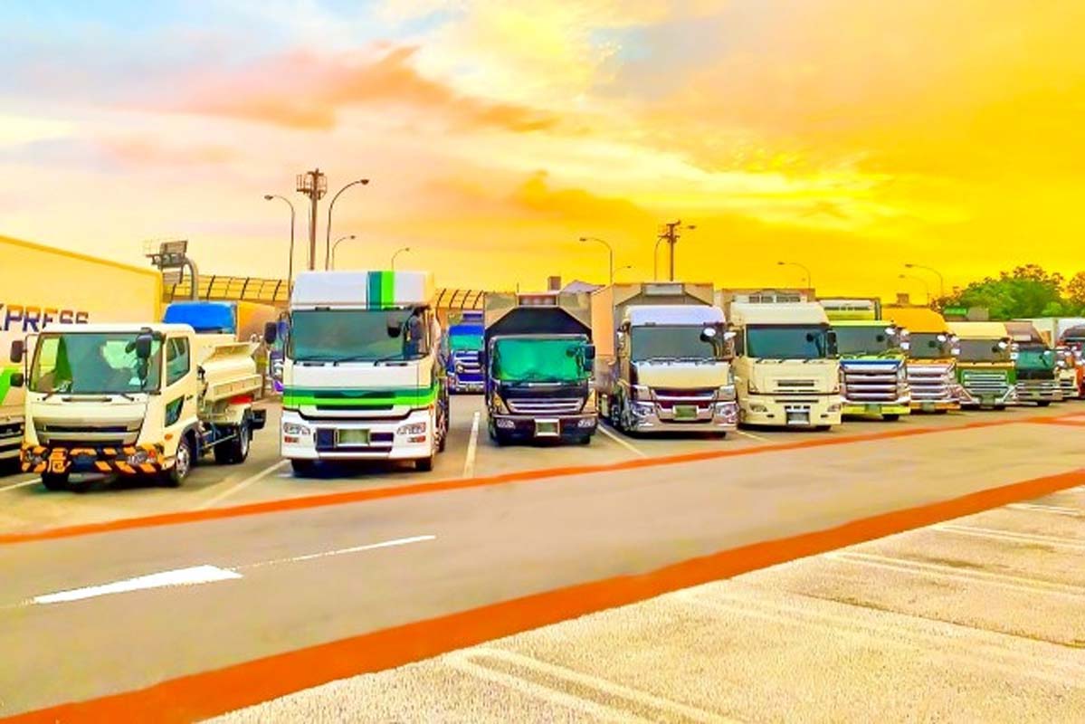駐車休憩をする大型トラックのイメージ（画像：写真AC）