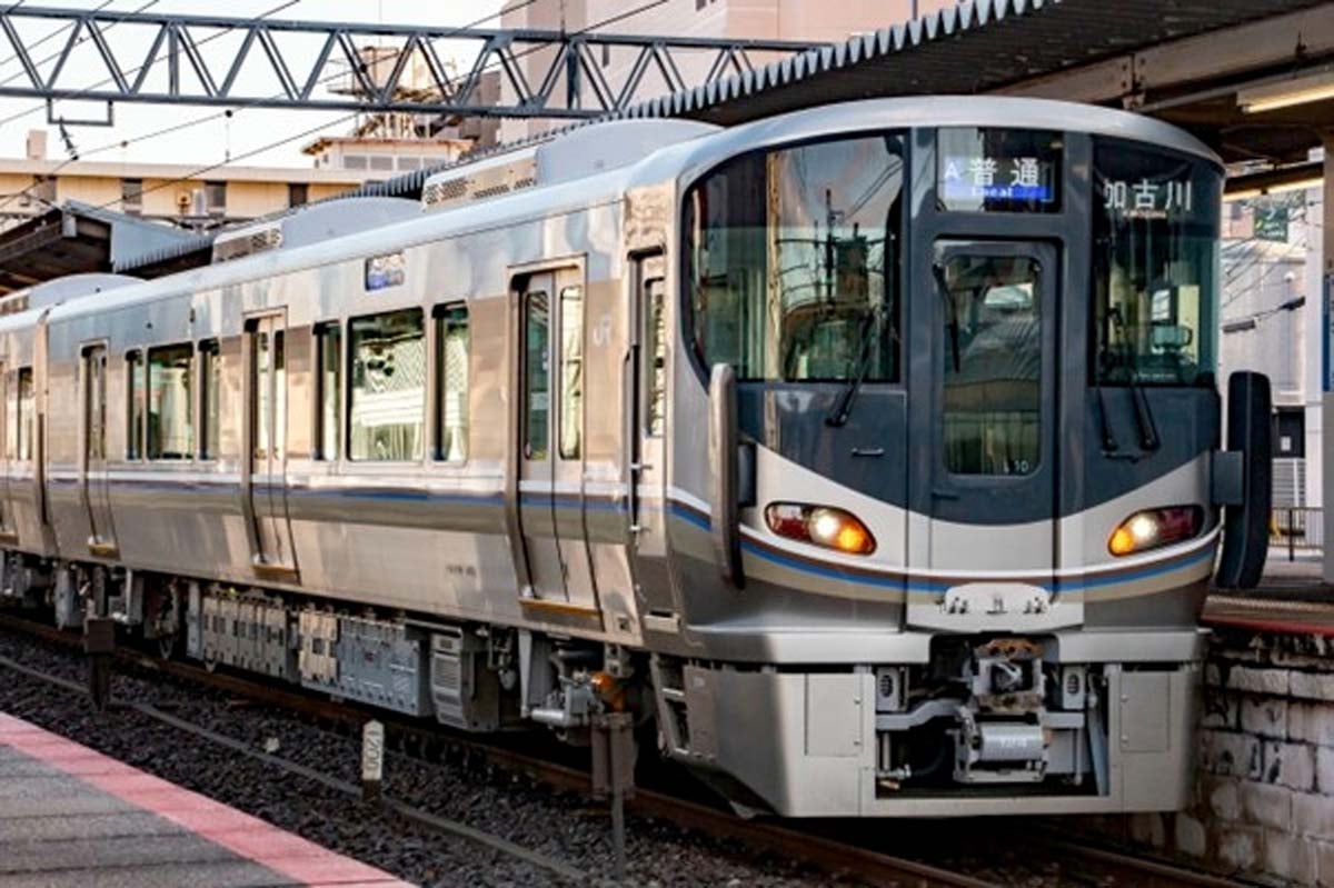 川崎車両のefACEを採用するJR西日本225系（画像：写真AC）