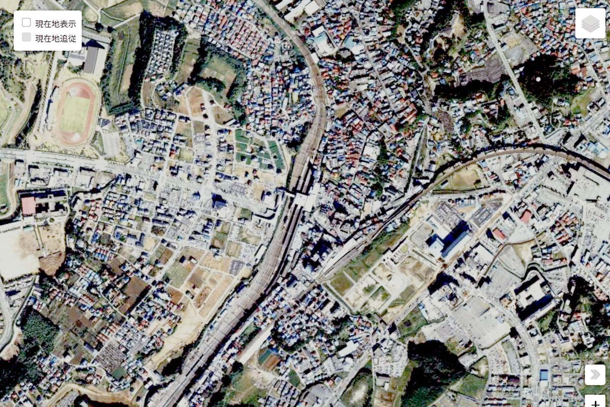 1990年頃の「成田駅」周辺の航空写真（画像：国土地理院）