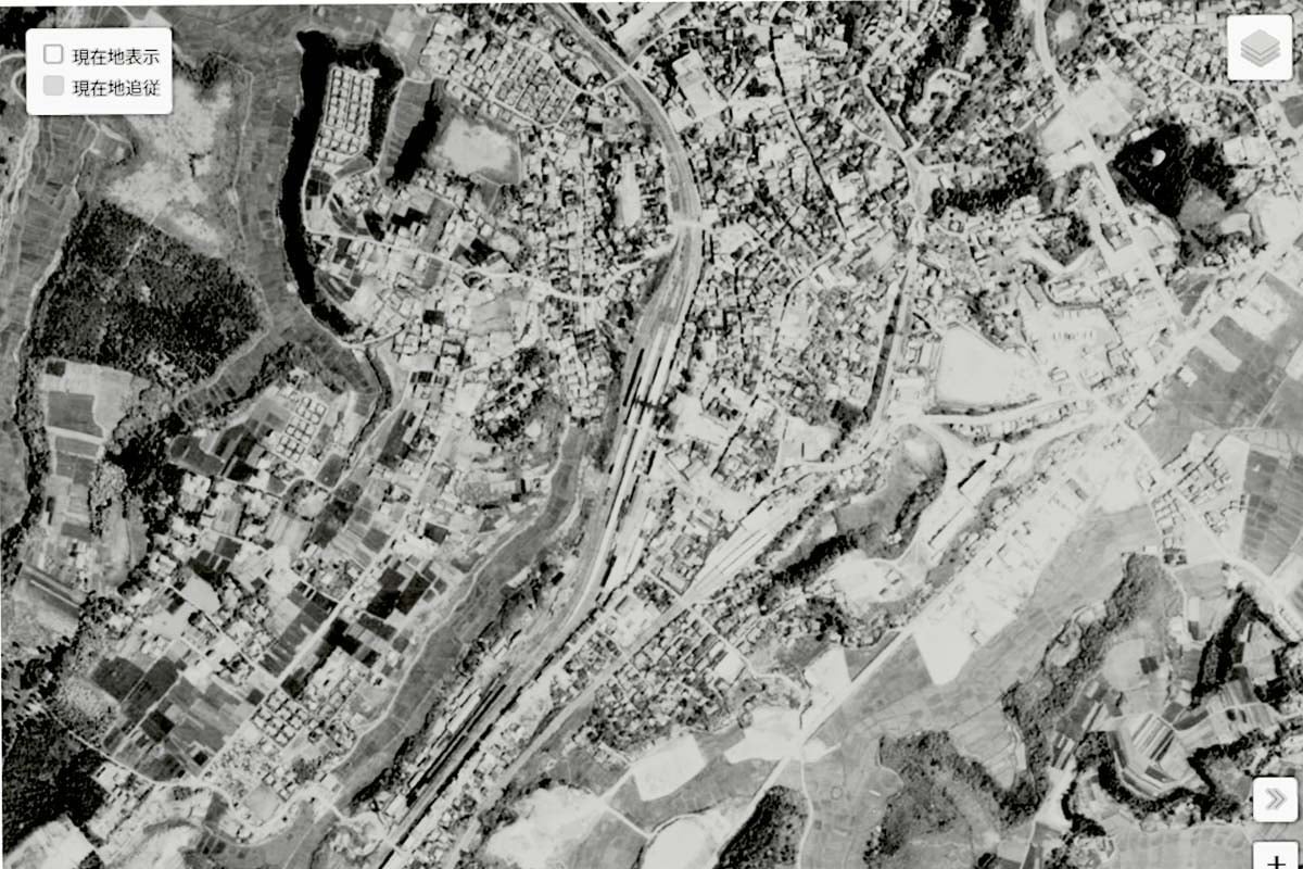 1963年頃の「成田駅」周辺の航空写真（画像：国土地理院）