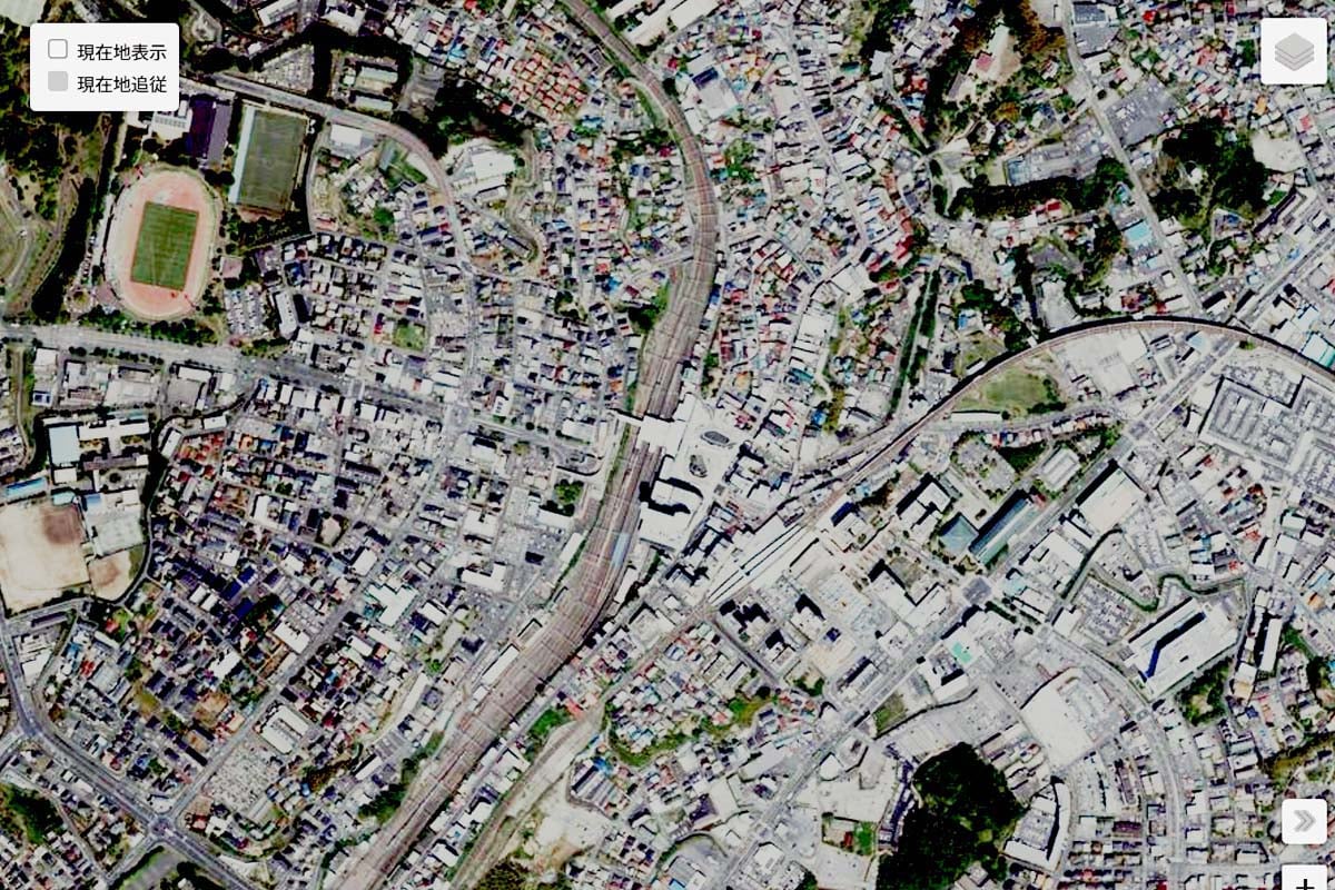 現在の「成田駅」周辺の航空写真（画像：国土地理院）