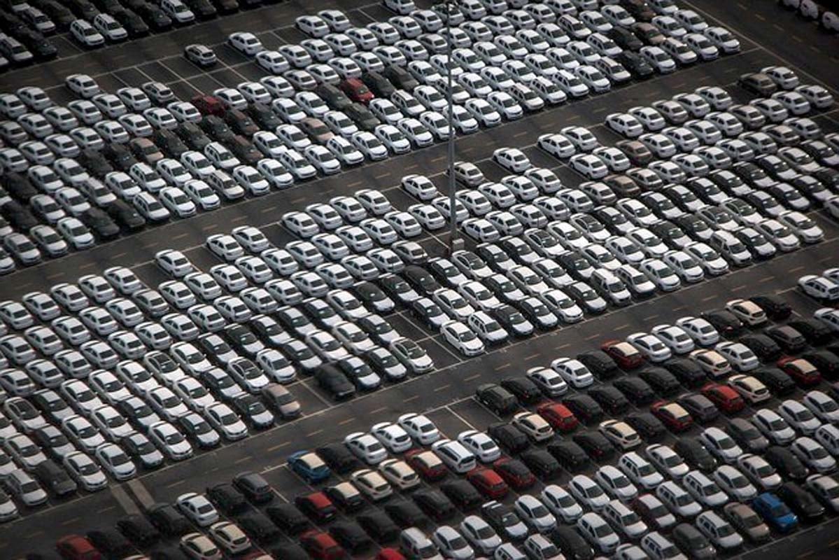 オークション会場に並ぶ車（画像：pixabay）