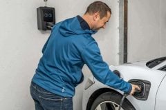 「メディアは理想ばかり」「ぶっちゃけ使い物にならない」――なぜネットの自動車ファンは「EVシフト」に牙を剥くのか？ 電動化論争が全然かみ合わない根本理由