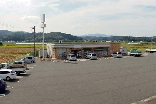 なぜ、地方のコンビニ駐車場は「無駄に広い」のか？