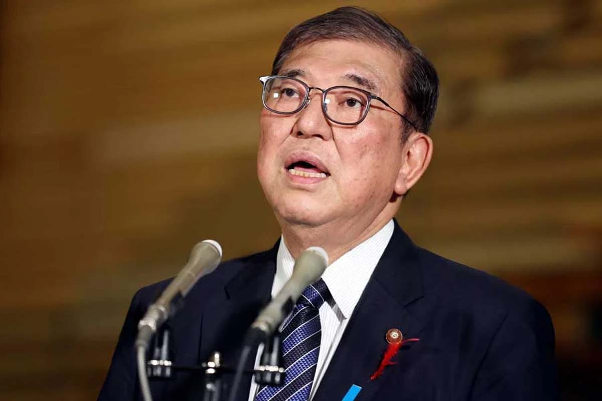 記者団の取材に応じる石破茂首相（当時）。2024年10月8日午後、首相官邸（画像：時事）