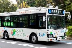 「乗るのにお金はいりません」 もはやバスは“運賃”で稼ぐのを止めるべき？ 柏の葉700m無人運行が示す、公共交通の「新たな収益方式」