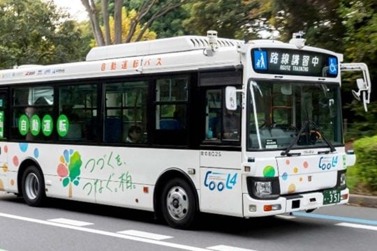 「乗るのにお金はいりません」 もはやバスは“運賃”で稼ぐのを止めるべき？ 柏の葉700m無人運行が示す、公共交通の「新たな収益方式」