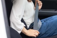 「もはや無法地帯なのか」 後席シートベルト着用率わずか「46%」の現実――義務化から15年以上、見えないルールには従わない日本人の行動様式とは