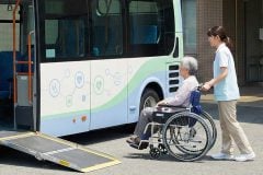 「診察が終わればバスが来る」――通院の“帰り難民”を救うのは結局「AI」なのか？ 電子カルテと連動する自動配車の全容