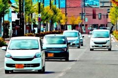 「年間20万円の維持費は重すぎる」 普通車はもはや“高嶺の花”なのか？ オーナーの約半数が軽への移行を検討する、家計防衛の最前線