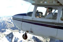 「パイロットが操作不能になったら……」 絶望視されていた「小型機の緊急事態」――ロッキー山脈の上空で証明された“命綱”とは