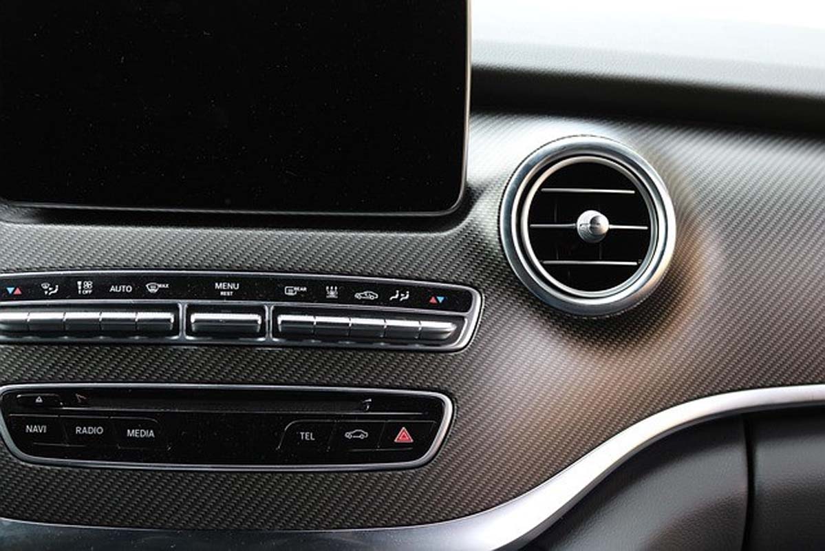 ダッシュボードに装備されたナビ（画像：pixabay）