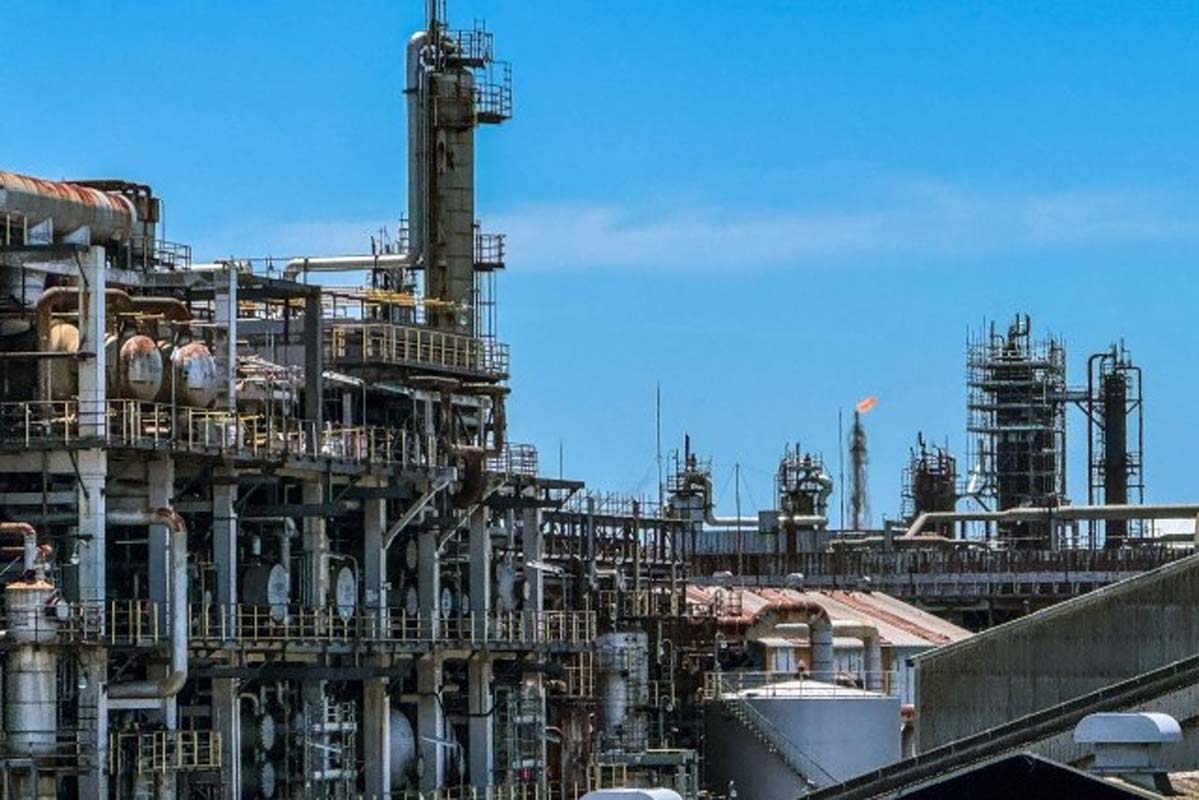 鉄鋼工場のイメージ（画像：写真AC）