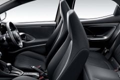 「枕だと思ってませんか?」 なぜ最新の車は“高さ調整”を捨てたのか? ヤリスが選んだ“不自由”の経済合理性