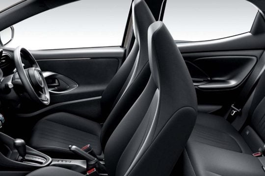 「枕だと思ってませんか?」 なぜ最新の車は“高さ調整”を捨てたのか? ヤリスが選んだ“不自由”の経済合理性