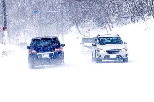 雪道、ナメてませんか？――「4WDだから安心」という致命的な誤解、氷上で10倍に伸びる制動距離の現実