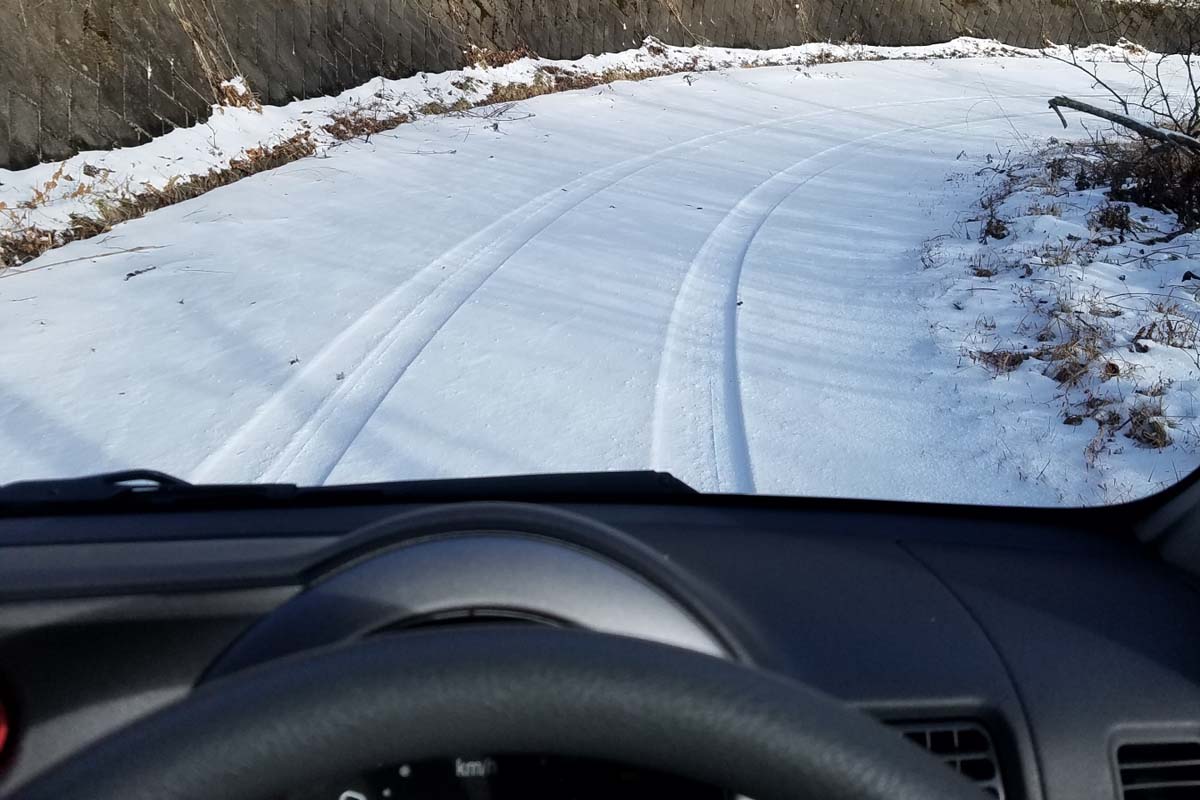 自動車と雪道（画像：写真AC）