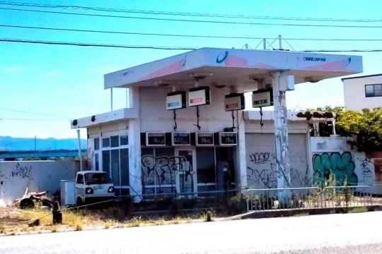 「給油できる店がない」 ガソリンスタンド「ピーク比55%減」の現実、EV充電器だけでは支えきれない地方インフラの危機