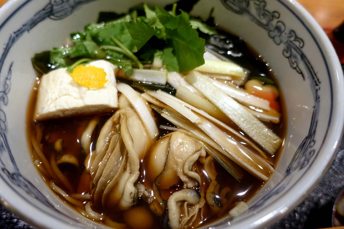 長寿庵のそば（画像：下関マグロ）