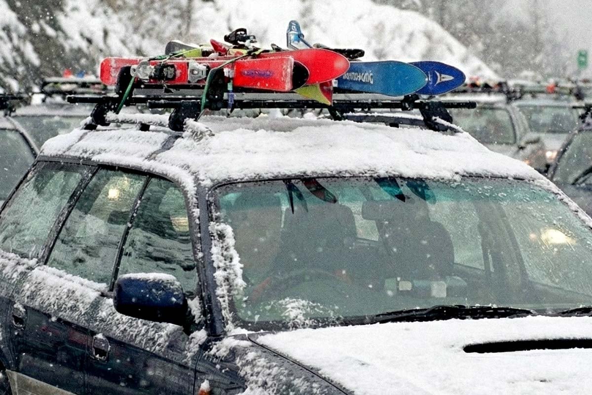 屋根にスキー板を載せた自動車のイメージ。