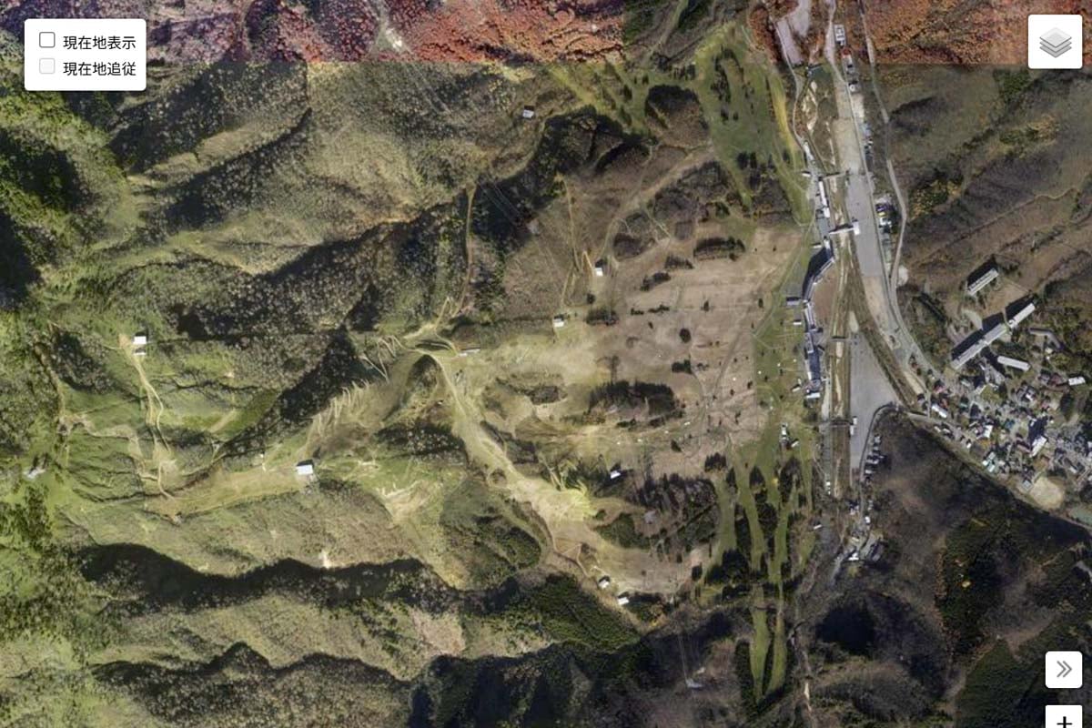 現在の「苗場スキー場」周辺の航空写真（画像：国土地理院）