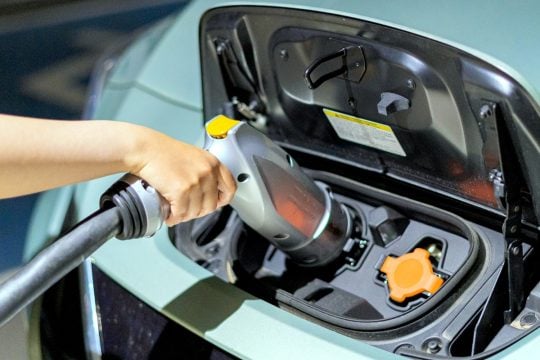 「EVの充電は後回しでいい」 電力不足が迫る日本、巨大データセンター優先でクルマは社会の“手足”として扱われるのか