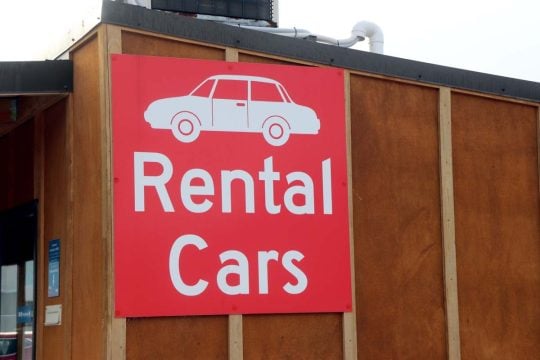 「消えた63日間の正体」――納車待ちで生まれた“レンタカー依存”の現実、「働けない」28%を襲う、自腹の代償