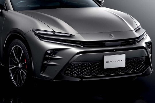 「光らせないのが格好いい」 750万円のクラウンでも採用、磨くと台無し「マット塗装」が量産車に広がるワケ