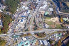 なぜインターチェンジ付近には「ラブホテル」が密集しているのか？ 高速道路が生んだ非日常空間、夜の闇に浮かぶ異様な景色を考える