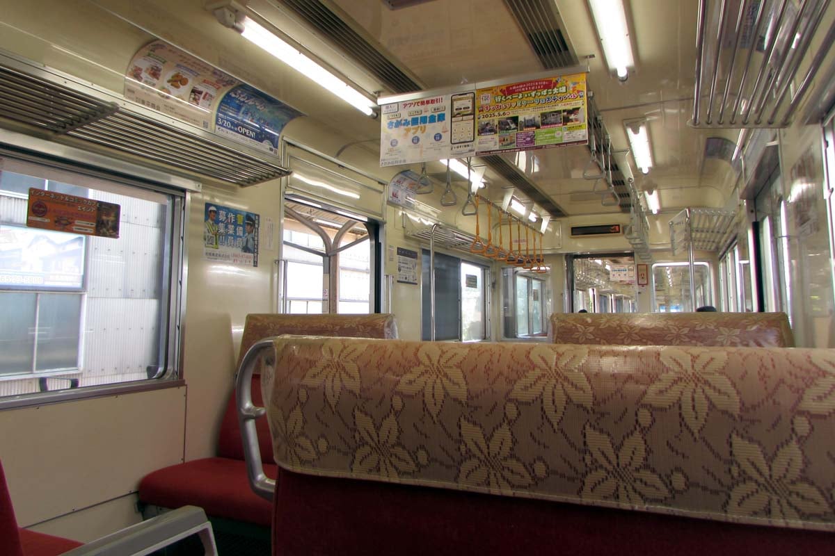 大雄山線の車内（画像：菅原康晴）